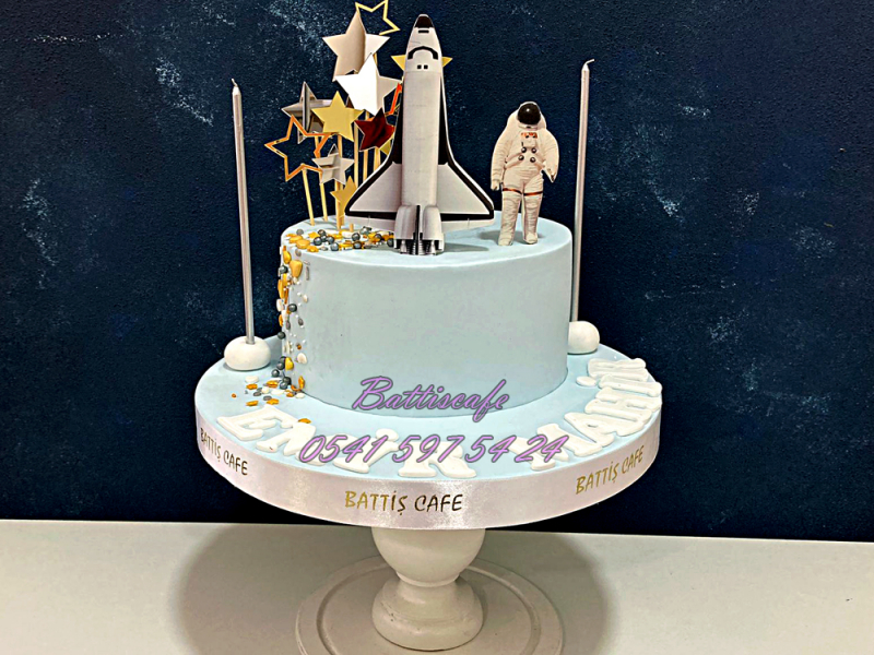 Uzay ve Astronot Temalı Doğum günü Pastası