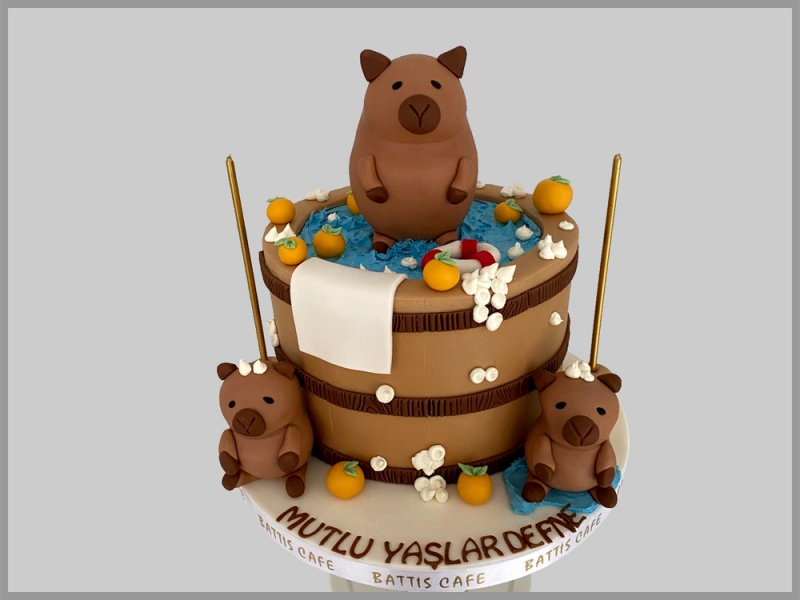 Capybara doğum günü pastası