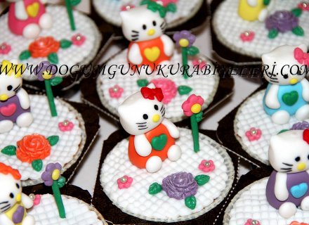 Hello Kitty'li Cupcakeler
