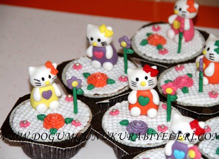 Hello Kitty'li Cupcakeler