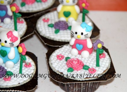 Hello Kitty'li Cupcakeler