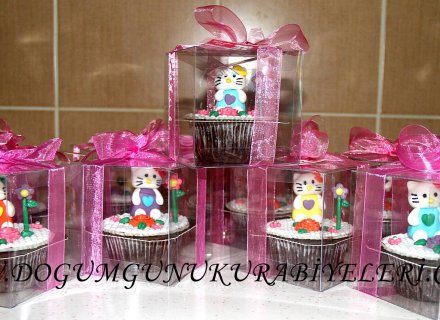 Hello Kitty'li Cupcakeler