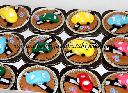Arabalı Ve Hello Kityli Cupcakeler