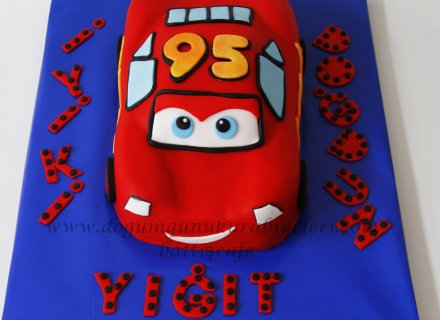 Yiğit'in şimşek Mcqueen Pastası