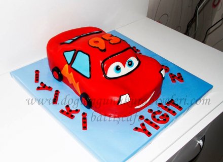 Yiğit'in şimşek Mcqueen Pastası